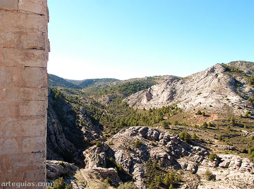 Orograf&iacute;a escarpada y serrana al norte del castillo