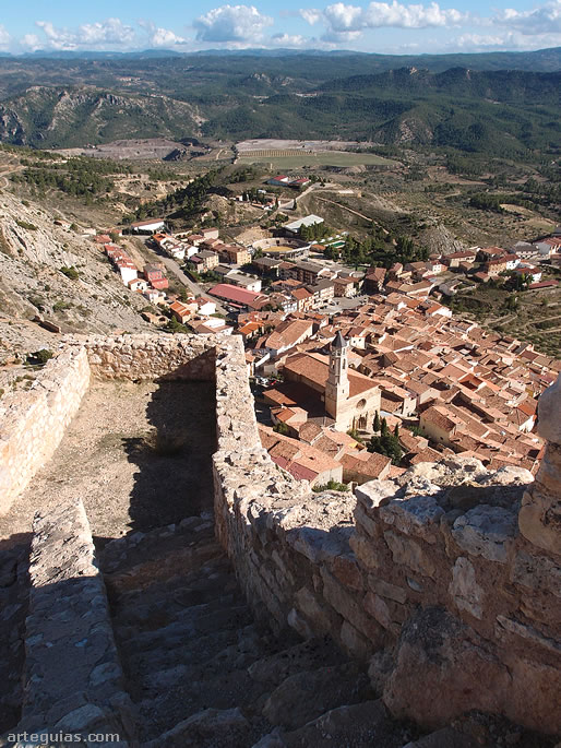 Vista de Castellote, concretamente la iglesia de San Miguel, desde lo alto del castillo
