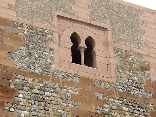 Ajimez con arcos t&uacute;midos. Se trata de una resconstrucci&oacute;n moderna