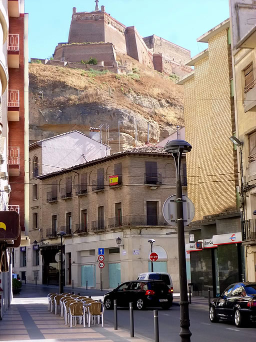 El castillo domina desde su alto cerro las calles de Monz&oacute;n