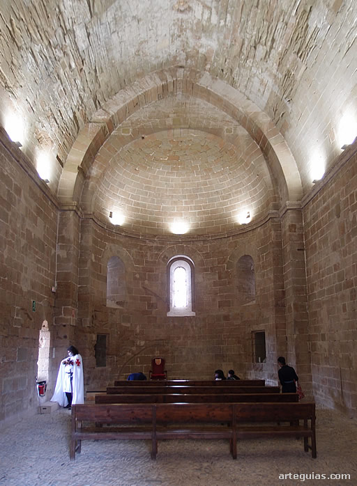 La iglesia o capilla es un monumental templo abovedado con medio ca&ntilde;&oacute;n y cuarto de esfera