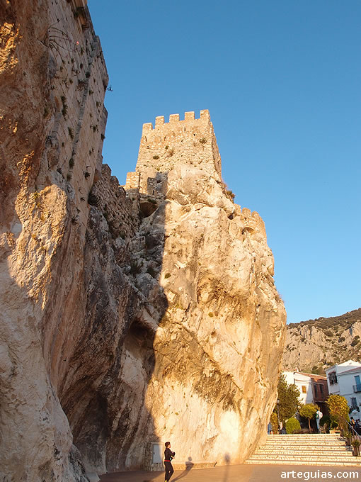 Otra vista al atardecer del castillo de Zuheros