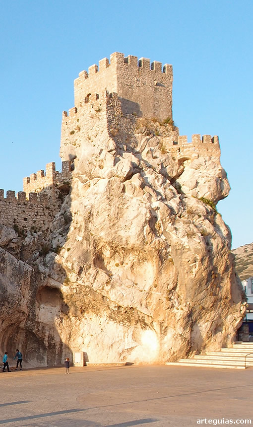 Torre construida sobre la roca del castillo de Zuheros
