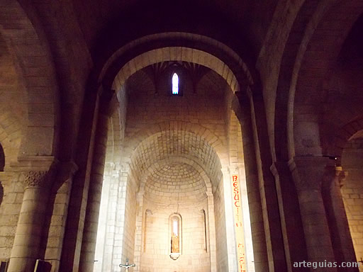 Interior perfectamente rom&aacute;nico de la concatedral de Santa Mar&iacute;a del Romeral de Monz&oacute;n, Huesca