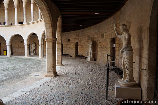 Galería del patio de armas de esta fortificación mallorquina