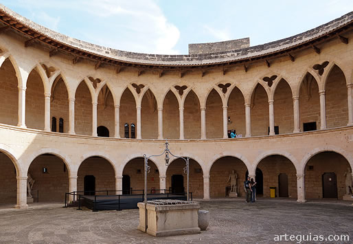 Castillo de Bellver: patio de armas