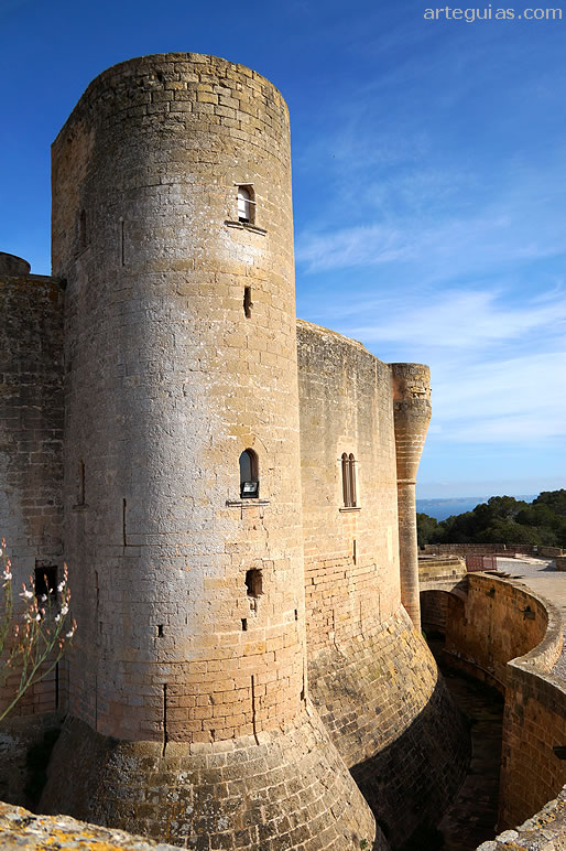 Torre y foso del castillo mallorquía de Bellver