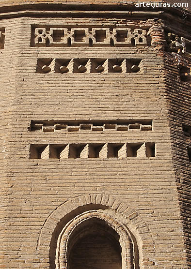 Detalle del cuerpo inferior medieval del &aacute;bside de la colegiata