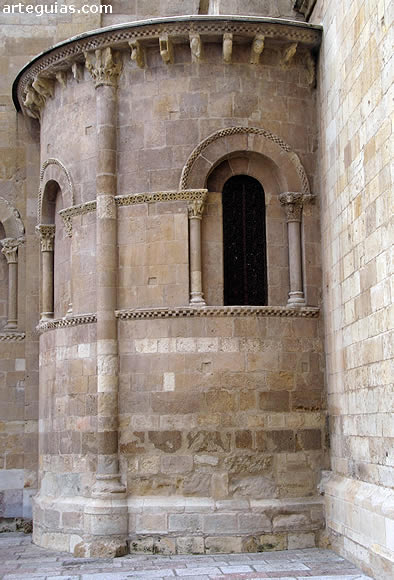 &Aacute;bside sur de la Colegiata rom&aacute;nica