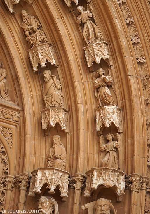 Detalle de las arquivoltas del Portal del Mirador de la catedral