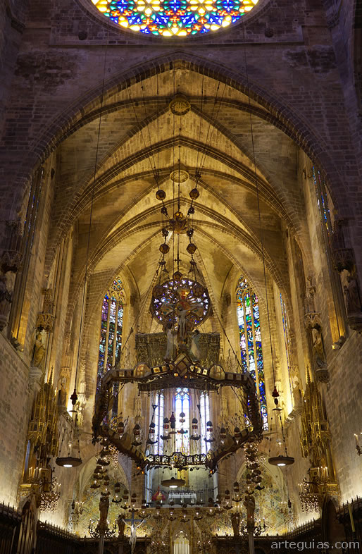 baldaquino-sagrario colgante de Gaud&iacute;