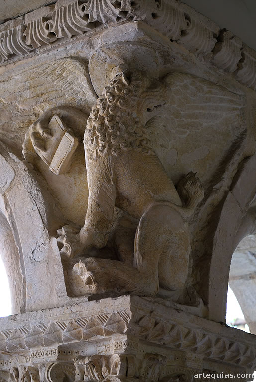 Le&oacute;n de San Marcos en el claustro catedralicio