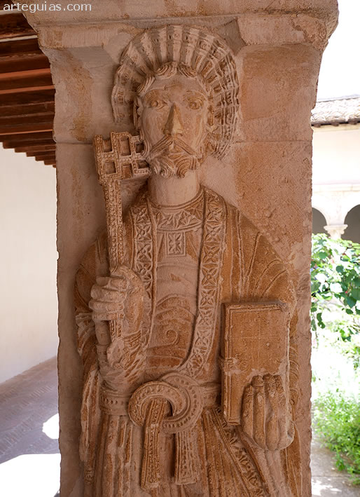 Relieve de San Pedro en el claustro