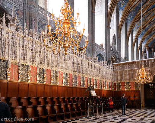 Interio del coro con los sitiales