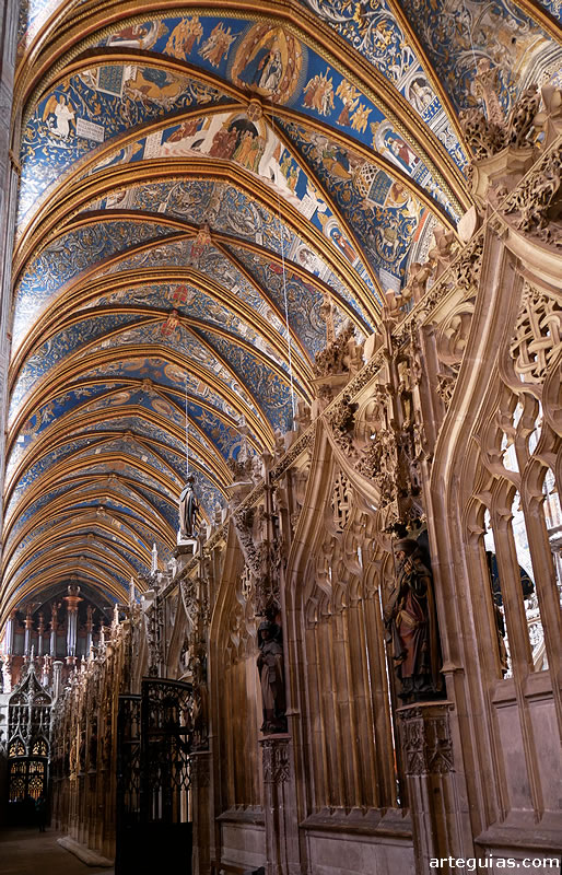 Exterior del coro con la filigrana fl&aacute;migera bajo las b&oacute;vedas de la catedral