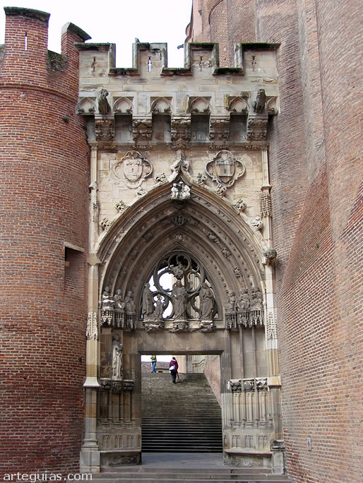 ortada g&oacute;tica flam&iacute;gera de acceso a la catedral de Albi