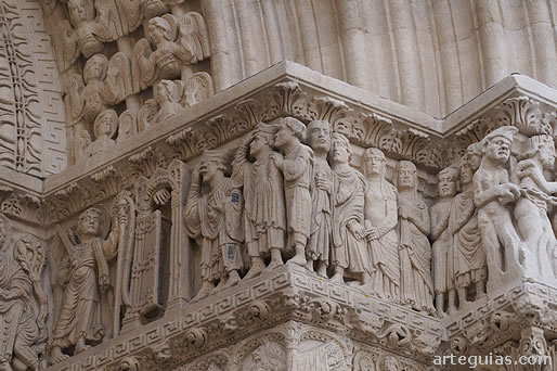 Friso de la portada con los condenados al infierno