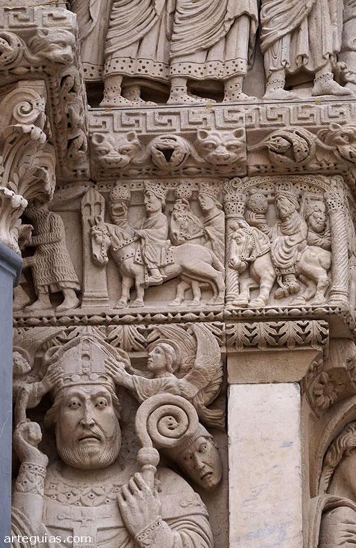 Detalle de la portada con San Tr&oacute;fimo en primer plano