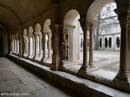 Una de las pandas rom&aacute;nicas del claustro