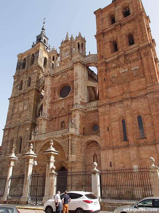 Fachada principal con sus dos torres campanario