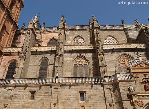 Aspecto de las naves de la catedral de Astorga desde el sur