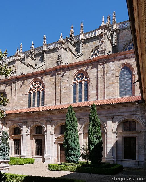 Claustro y exterior de las naves de la catedral de Astorga