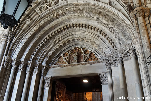 Puerta tardorrom&aacute;nica del claustro barcelon&eacute;s