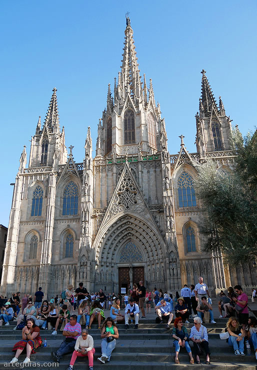 La espectacular fachada de la catedral de Barcelona no es original, sino una construcci&oacute;n neog&oacute;tica historicista