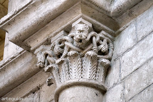 Capitel rom&aacute;nico de la catedral rom&aacute;nica