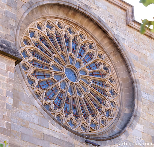 Roset&oacute;n de la fachada principal