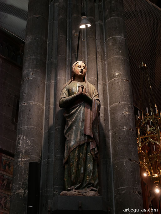 La Virgen procedente de un grupo tipo Calvario