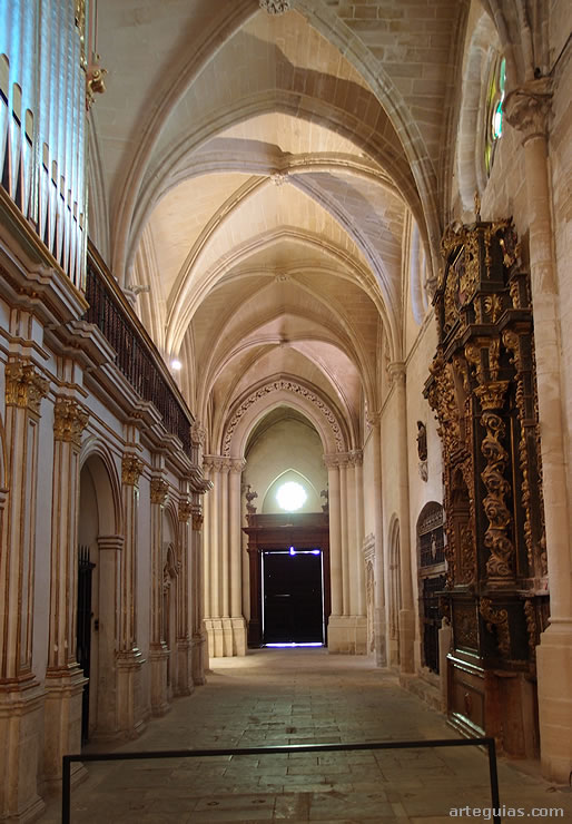 Nave lateral con b&oacute;vedas de crucer&iacute;a simple