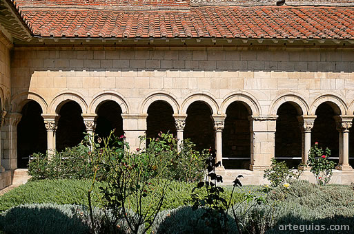 Arquer&iacute;a rom&aacute;nica en un d&iacute;a de sol