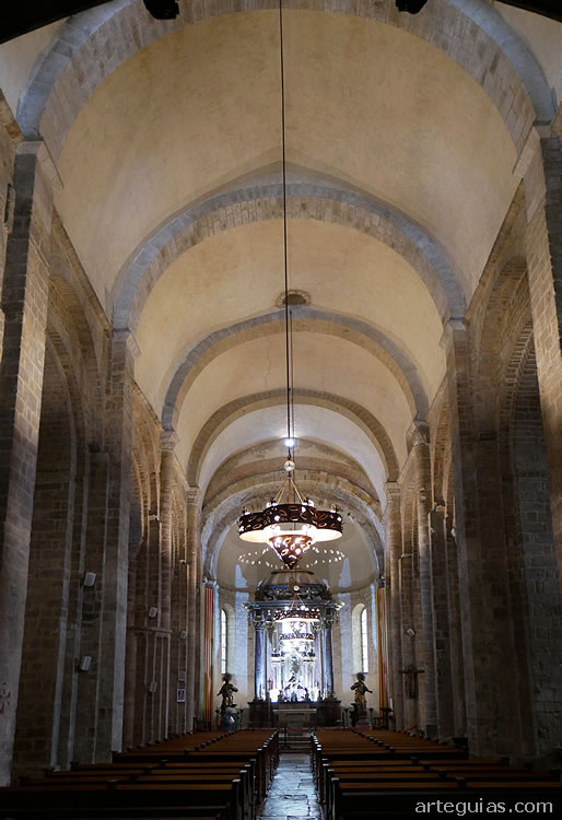 Interior del templo catedralicio rom&aacute;nico