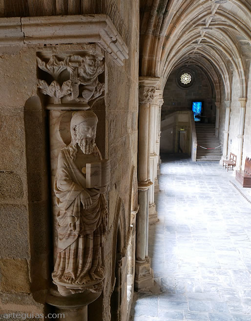 Estatua de uno de los evangelistas