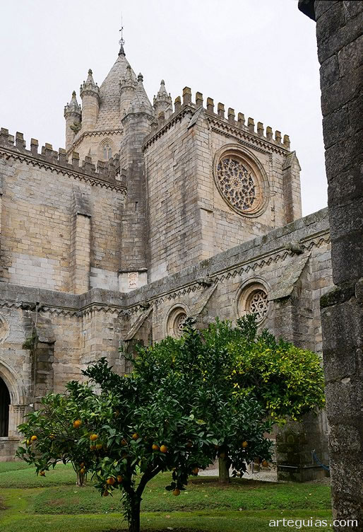 El cimborrio de la catedral de &Eacute;vora desde el claustro