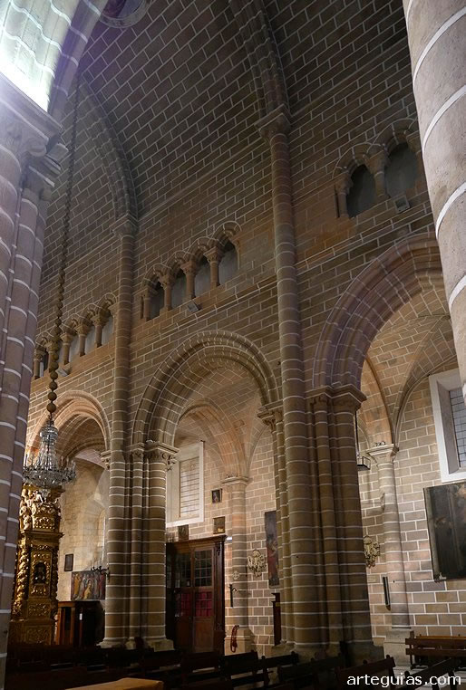 Alzado de la nave central con su triforio y b&oacute;veda