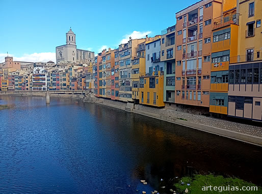 Imagen de Girona y el rio Onyar con la catedral al fondo