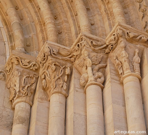 Capiteles de la portada