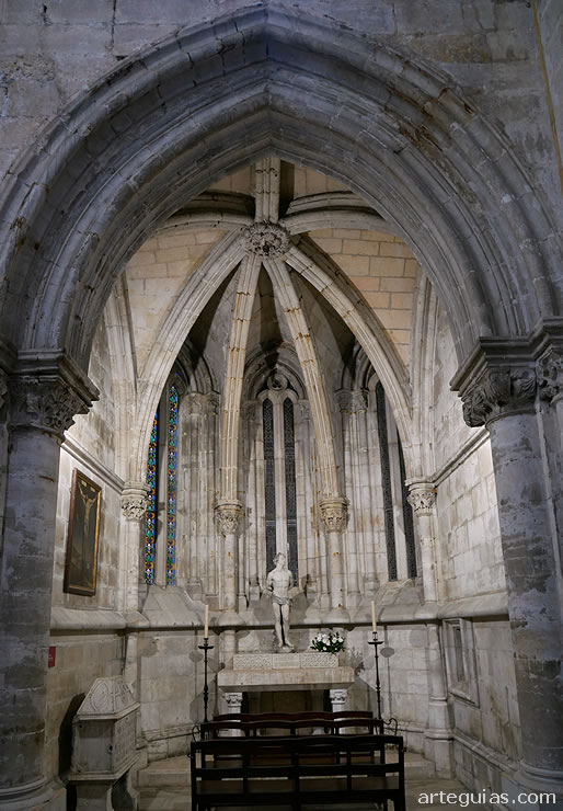 Una de la capillas g&oacute;ticas de la cabecera