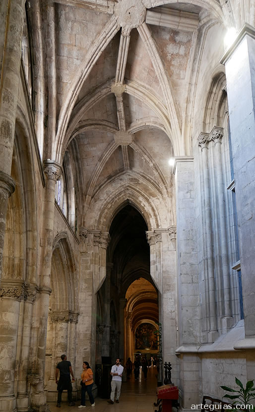 Otra vista de la girola de la cabecera de la catedral lisboeta