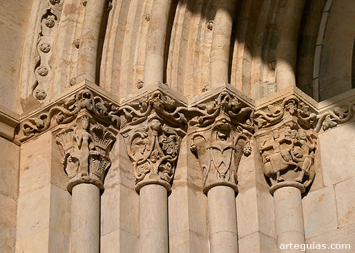 Columnas de la portada rom&aacute;nica de la CAtedral de Lisboa