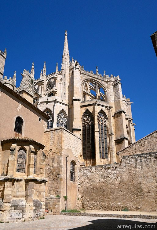 Espectacular aspecto exterior de la catedral de Narbona