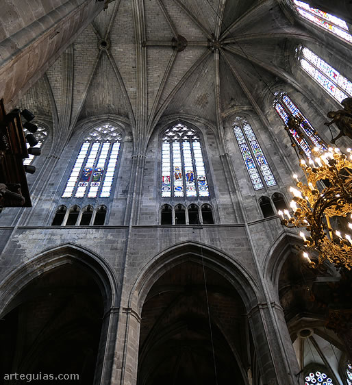 La altura de las b&oacute;vedas es similar a la de las grandes  catedrales del norte de Francia
