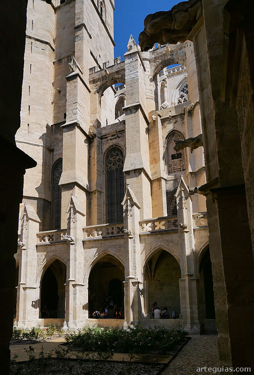 La catedral de Narbona vista desde el claustro
