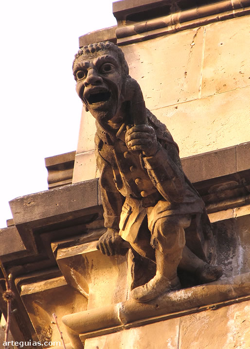 G&aacute;rgola con un personaje contempor&aacute;neo