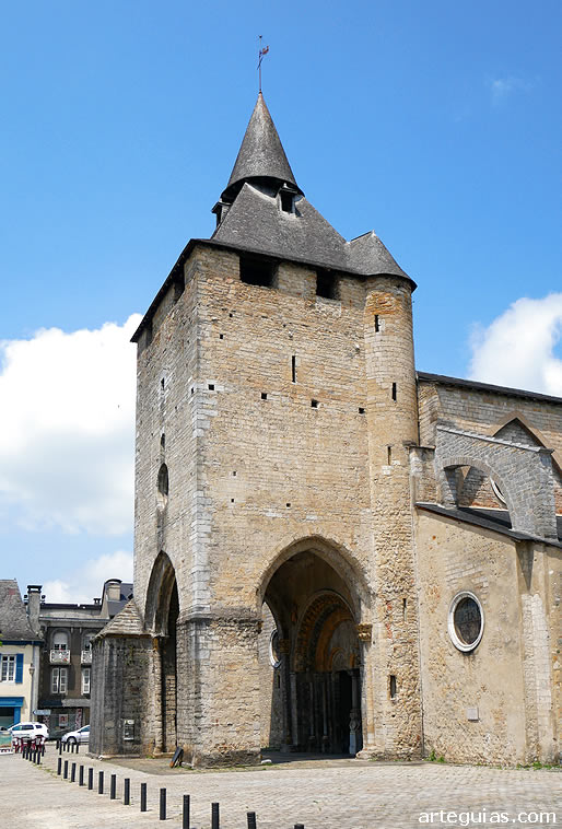 Torre-p&oacute;rtico que cobija la portada rom&aacute;nica