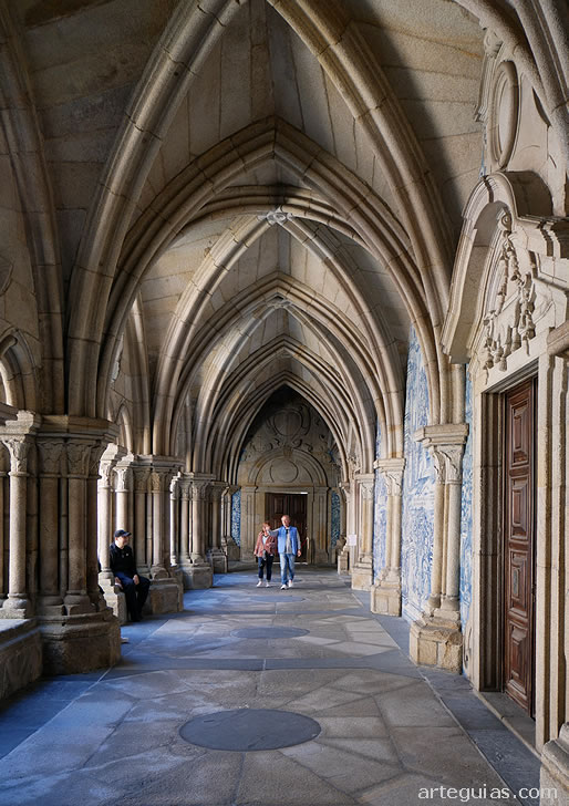 B&oacute;vedas de crucer&iacute;a muy apuntadas del claustro catedralicio