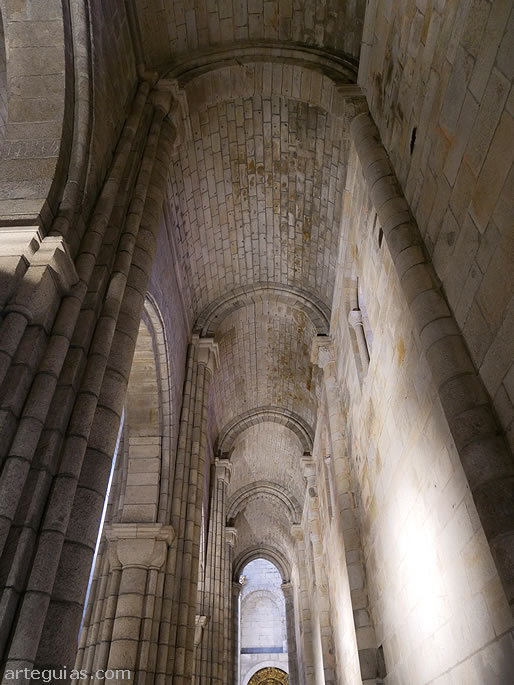 Nave lateral con b&oacute;vedas de medio ca&ntilde;&oacute;n y arcos fajones