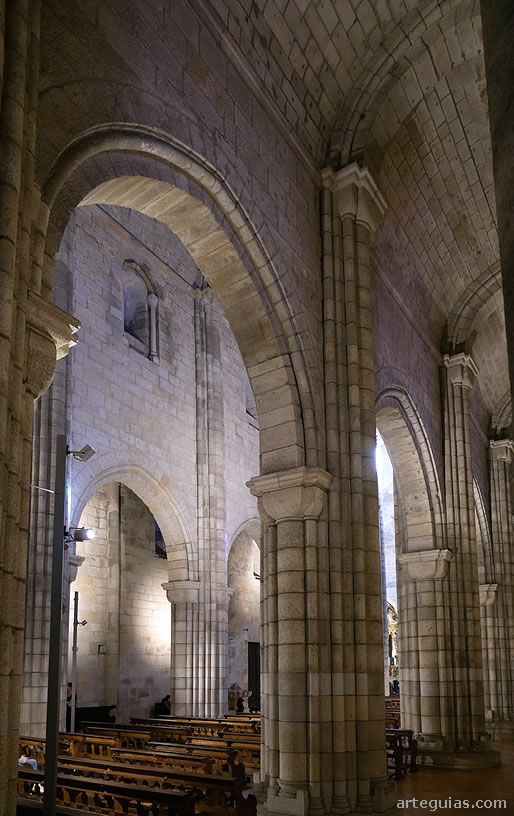 Naves rom&aacute;nicas de la catedral de Oporto